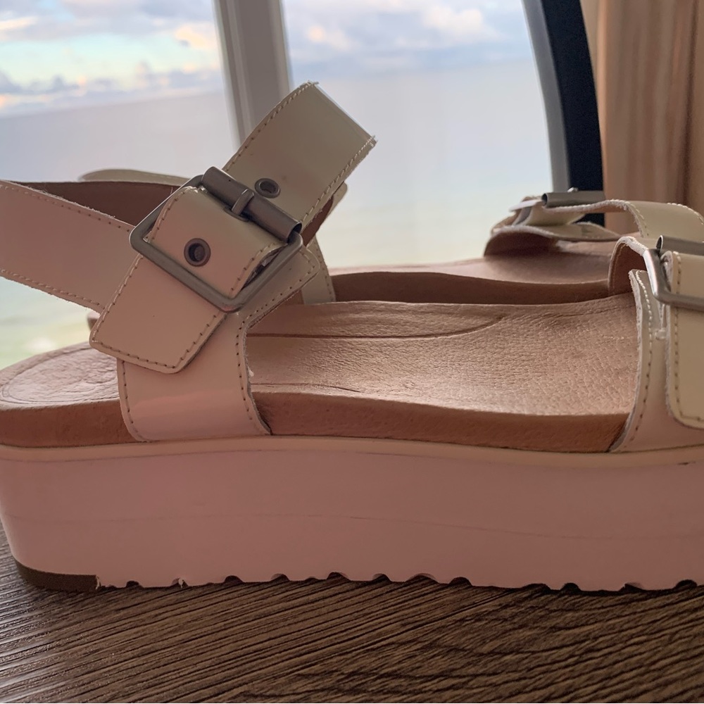 🔥 Ugg treadlite cream platform wedge sandals women’s size 7.5 mint condition - Picture 9 of 12